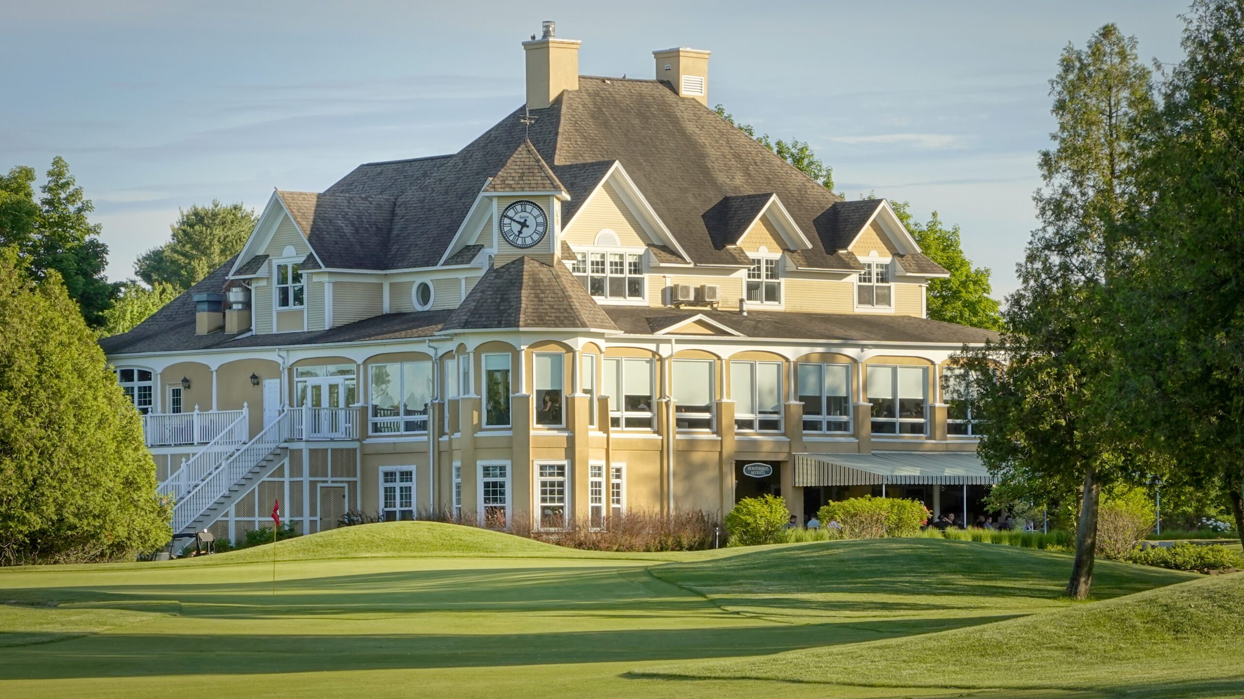 Golf Royal Bromont pour une journée de golf exceptionnelle avec un restaurant gastronomique en Estrie dans les Cantons de l'Est